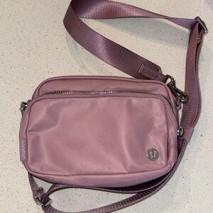 Lululemon Everywhere Crossbody Bag 2L - Metal Hardware (Rose Blush/Silver)